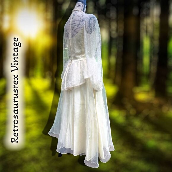 VINTAGE 1950’s Pinup Peplum Pearl Satin & Lace Wedding Gown, Medium - Picture 7 of 12